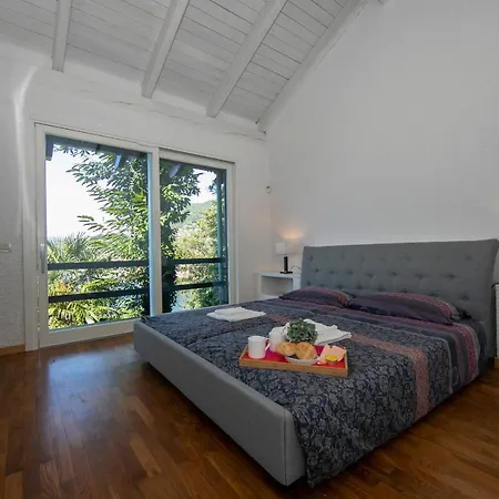 Laveno-mombello Sleeps 6 Pool Villa *
