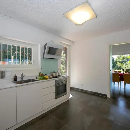 Laveno-mombello Sleeps 6 Pool *