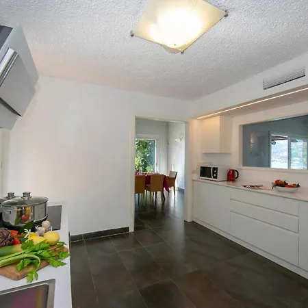 Laveno-mombello Sleeps 6 Pool Villa *