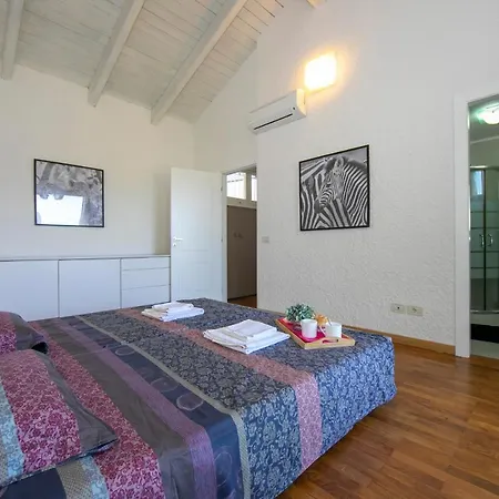 Laveno-mombello Sleeps 6 Pool Villa *